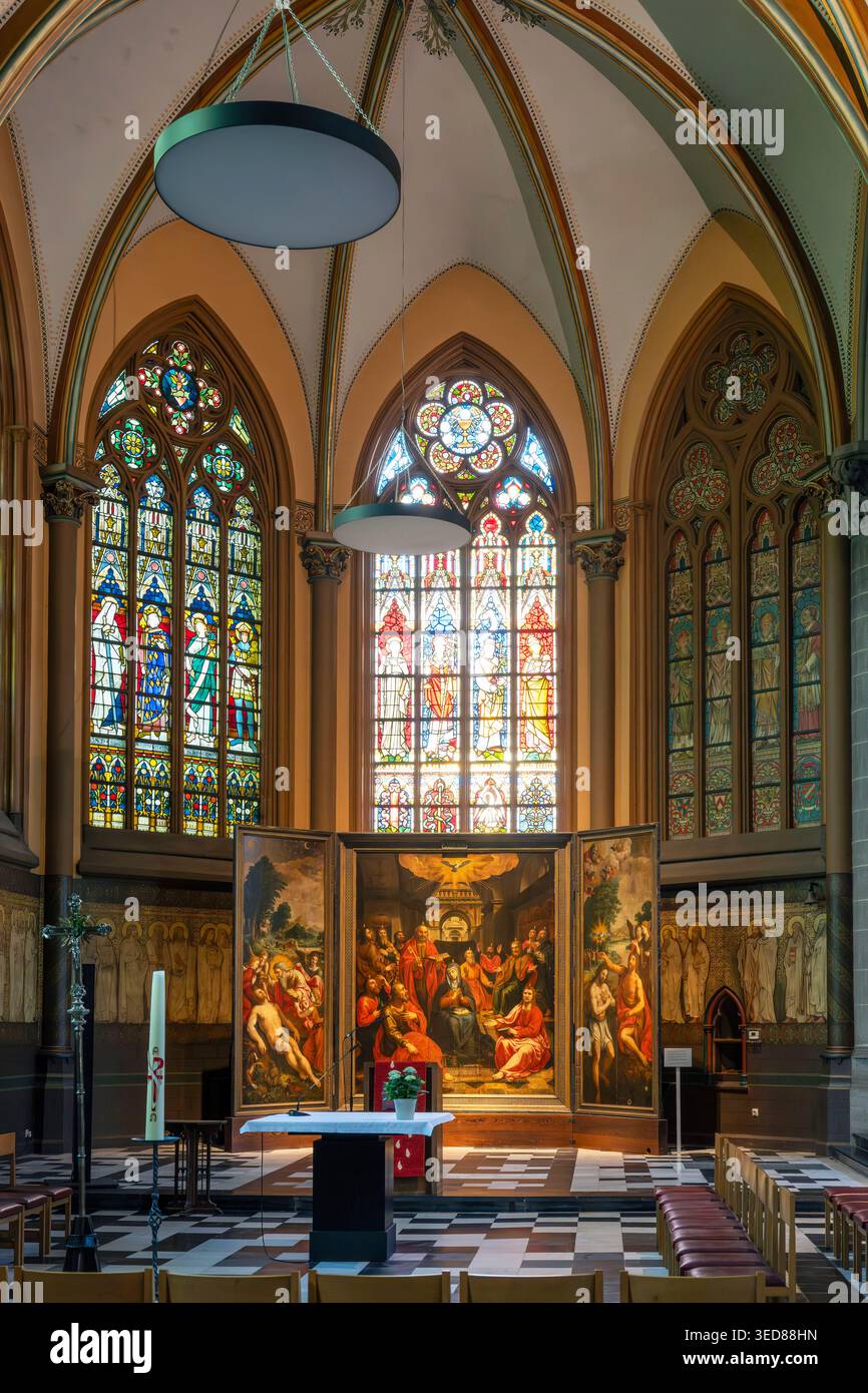 Belgio, Provincia delle Fiandre occidentali, Kortrijk, grande piazza (Grote Markt), la chiesa di San Martino (Sint Maerteenskerk) costruita dal 1390 al 1466, il Trittico dello Spirito Santo di Bernard de Rijckere (1587) raffigurante la Pentecoste, con il Battesimo di Gesù a destra e la creazione di Adamo a sinistra Foto Stock