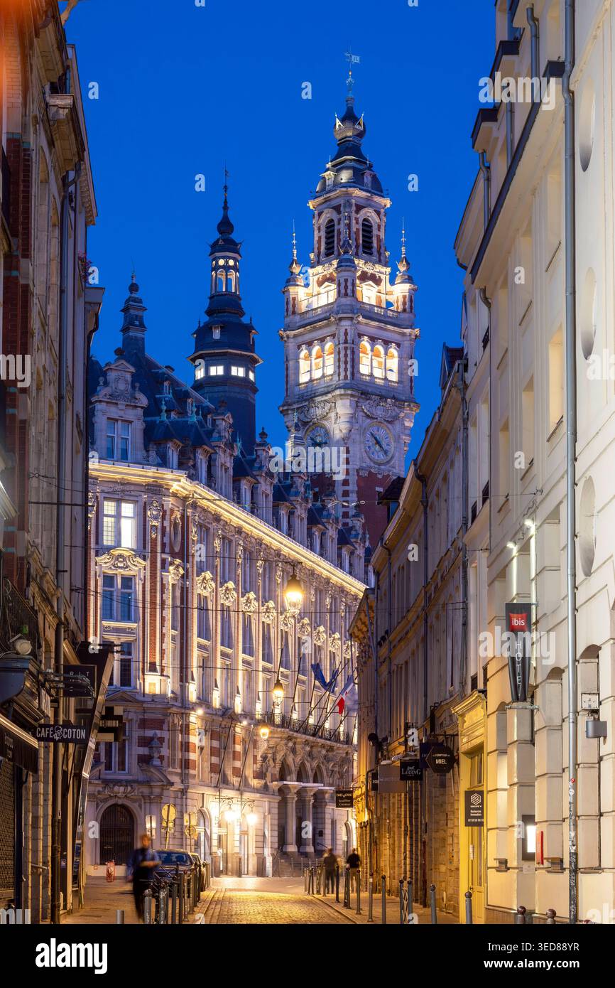 France, Nord, Lille, Old Lille District, rue Lepelletier Street e Belfry della camera di commercio sullo sfondo Foto Stock