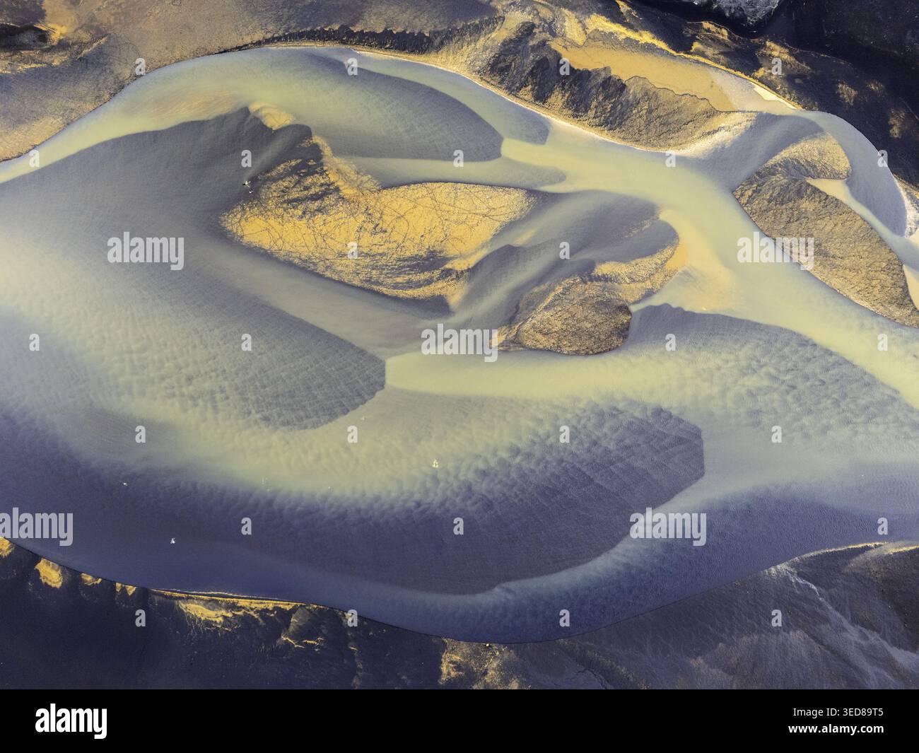 Vista aerea degli intricati intrecciati del delta di un fiume glaciale con depositi di limo e sabbia a Hallgeirseyjarvegur, Rangarthing eystra, Ice Foto Stock