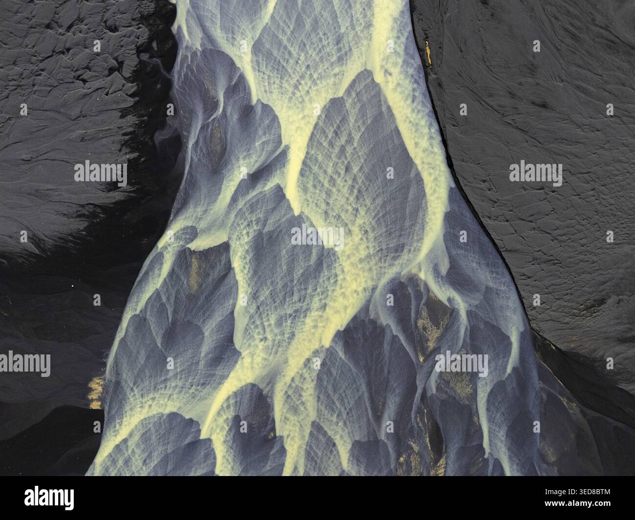 Vista aerea di intricati intrecciati modelli di fiumi glaciali che scorrono attraverso sabbia vulcanica scura con texture astratte Hallgeirseyjarvegur, Rangarthing Eys Foto Stock