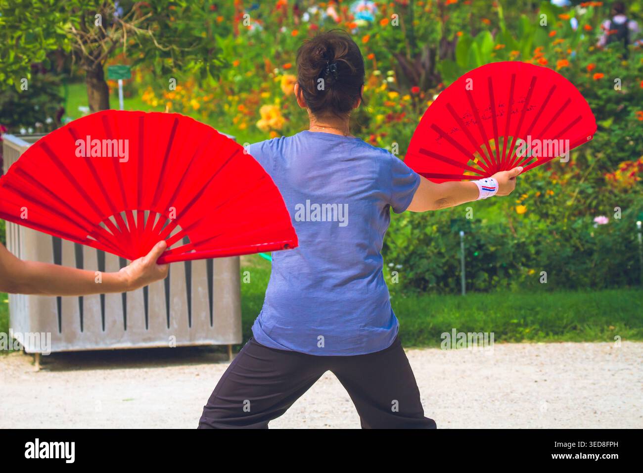 Francia, Ile-de-France, Parigi, 5° arrondissement, il Giardino delle piante, sessione Tai chi con fan Foto Stock
