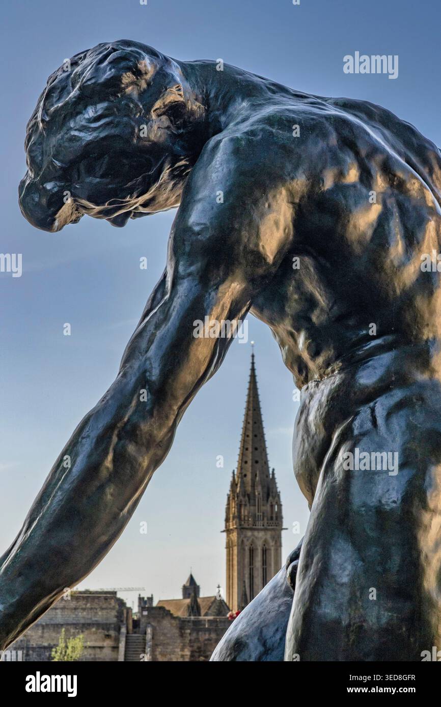 Francia, Calvados, Caen, la grande ombra, grande bronzo di Rodin, Chiesa di Saint-Pierre a Caen sullo sfondo Foto Stock