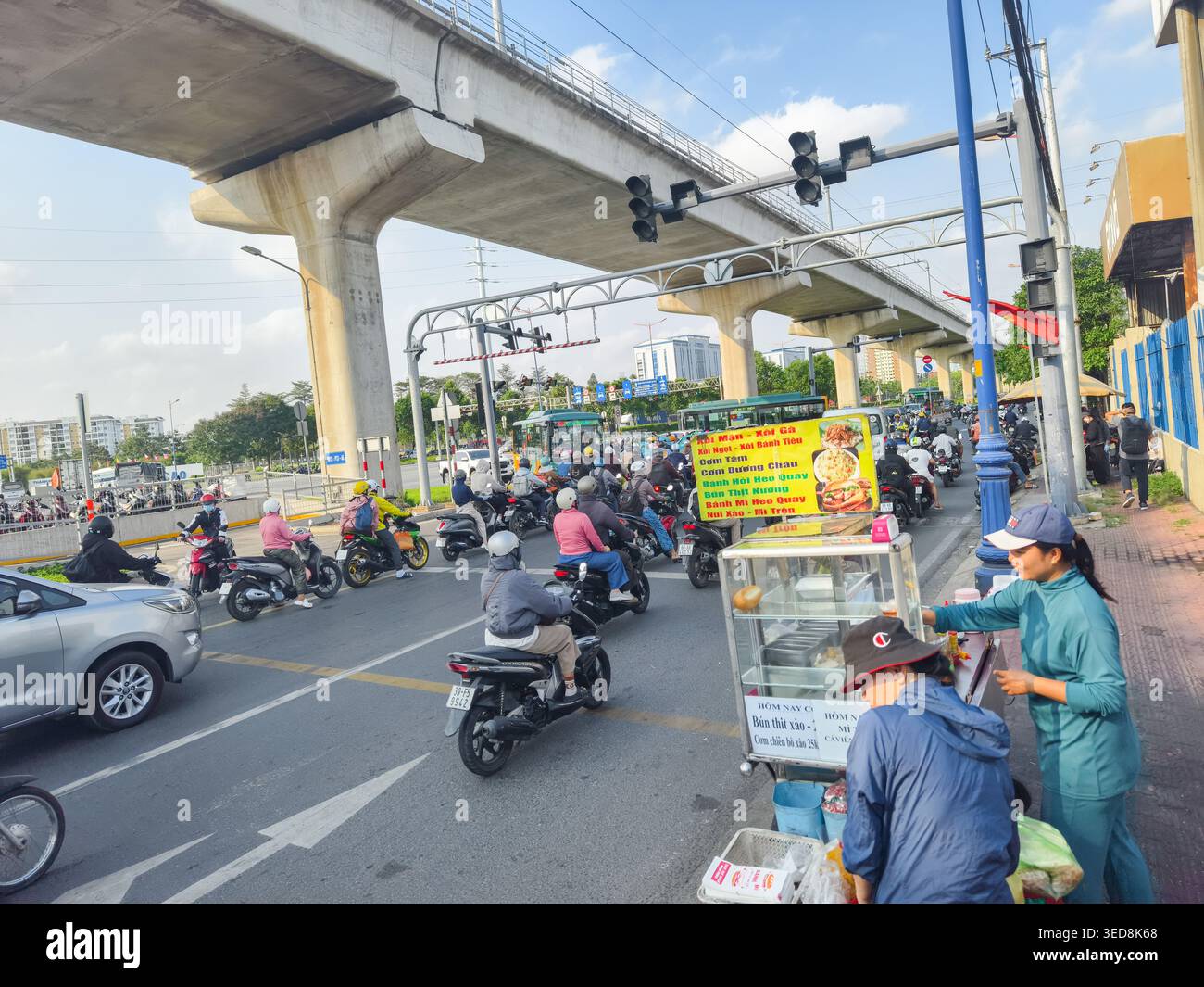 Ngã tư Thủ Đức interscambio a ho chi Minh City, Vietnam, traffico intenso, bancarelle di venditori ambulanti Foto Stock