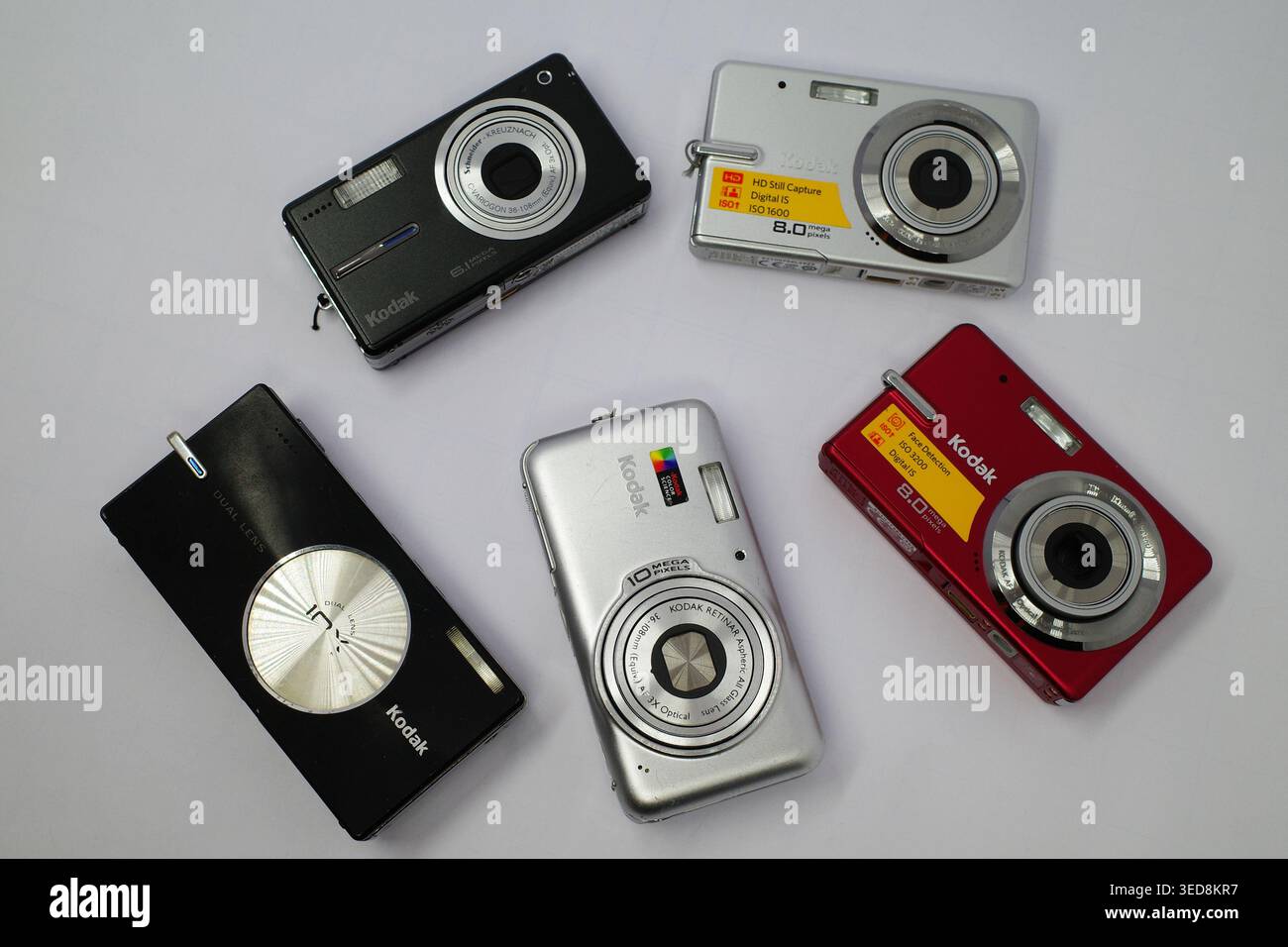 Itterbeck, Germania - 3 marzo 2026 cinque fotocamere digitali compatte Kodak EasyShare in diversi colori (nero, argento, rosso) sono disposte su uno sfondo bianco Foto Stock