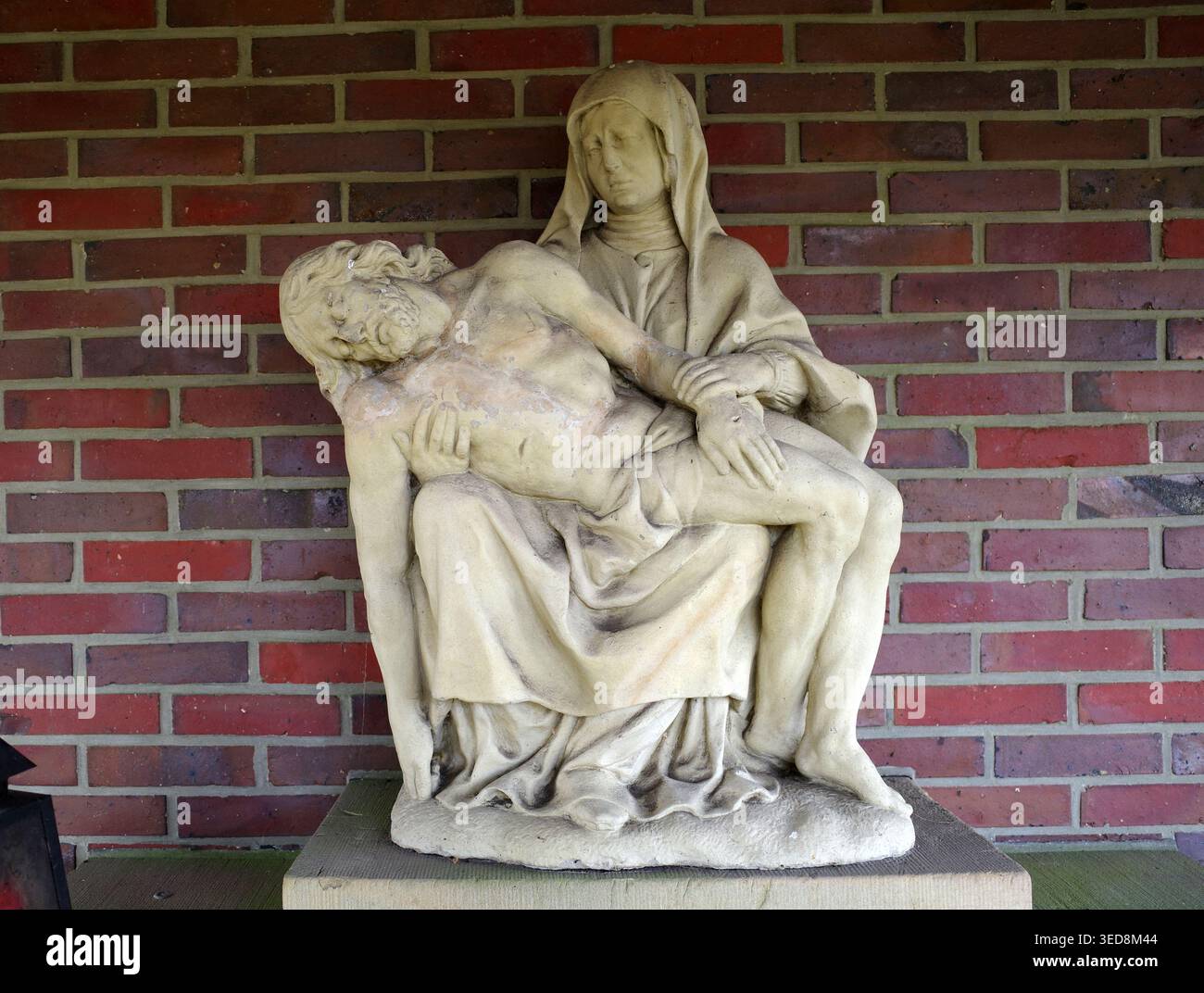 Wietmarschen, Germania - 10 dicembre 2025 Una copia di un Pietà barocco del XVIII secolo. Questa copia fa parte di un memoriale di guerra. Foto Stock