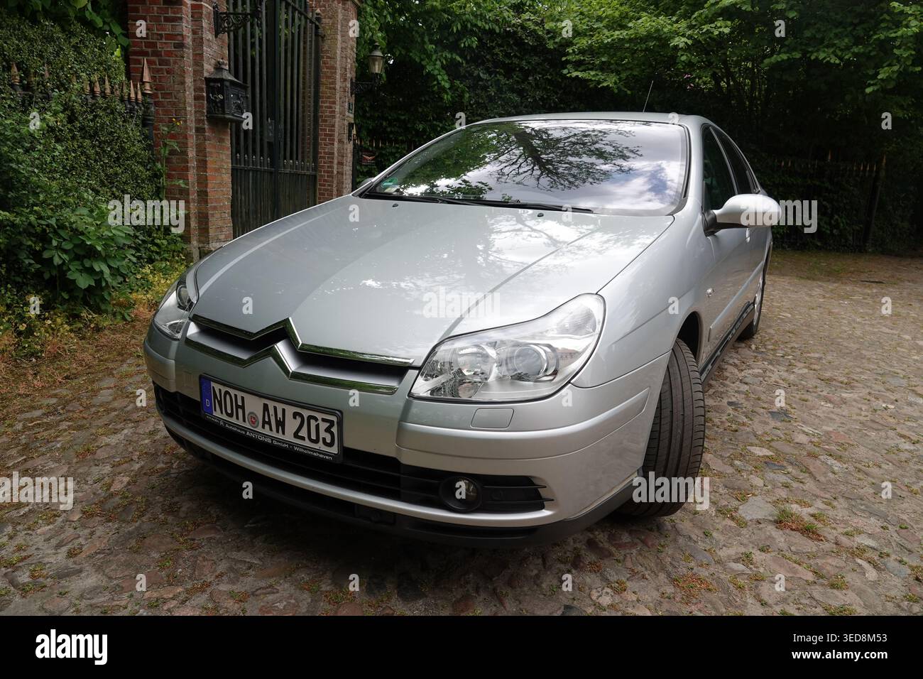 Lage, Germania - 14 maggio 2022 - Silver Citroen C5 dal 2007 sui ciottoli in un ambiente rurale. E' il modello di prima generazione di quest'auto, che W Foto Stock