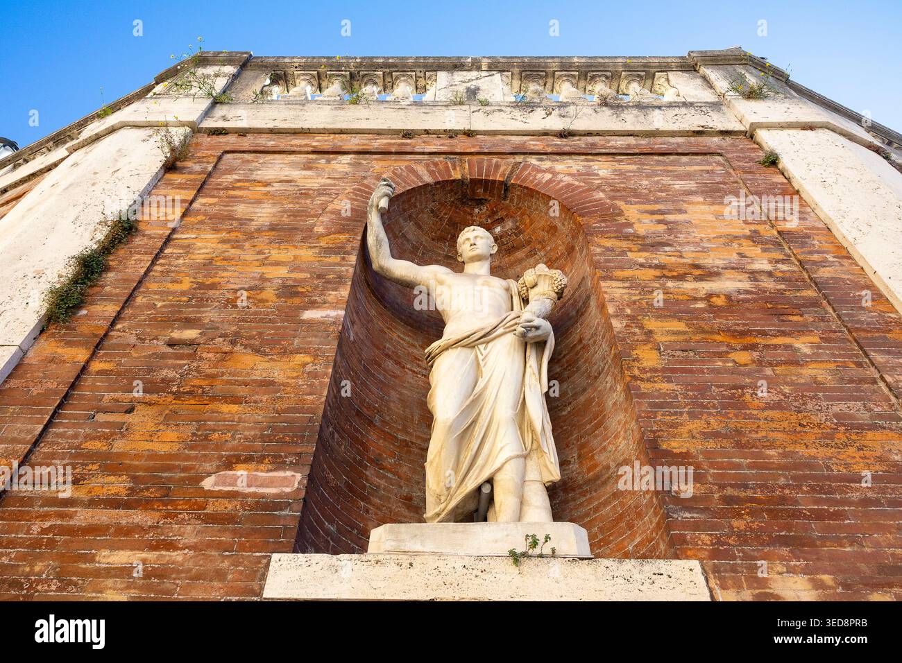 Statue romane in marmo bianco in nicchie di mattoni ad arco sull'esterno ottagonale, Roma, Italia. Foto Stock