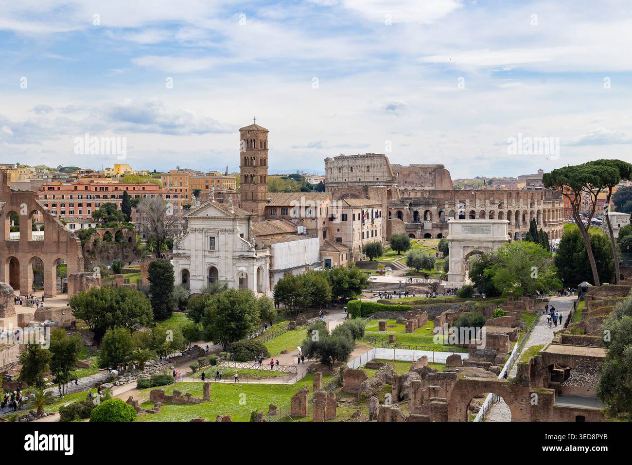 Panorama del foro Romano dal Colle Palatino con Colosseo, Arco di Tito, Chiesa Romana di Santa Francesca e Campanile medievale, Roma, Italia Foto Stock