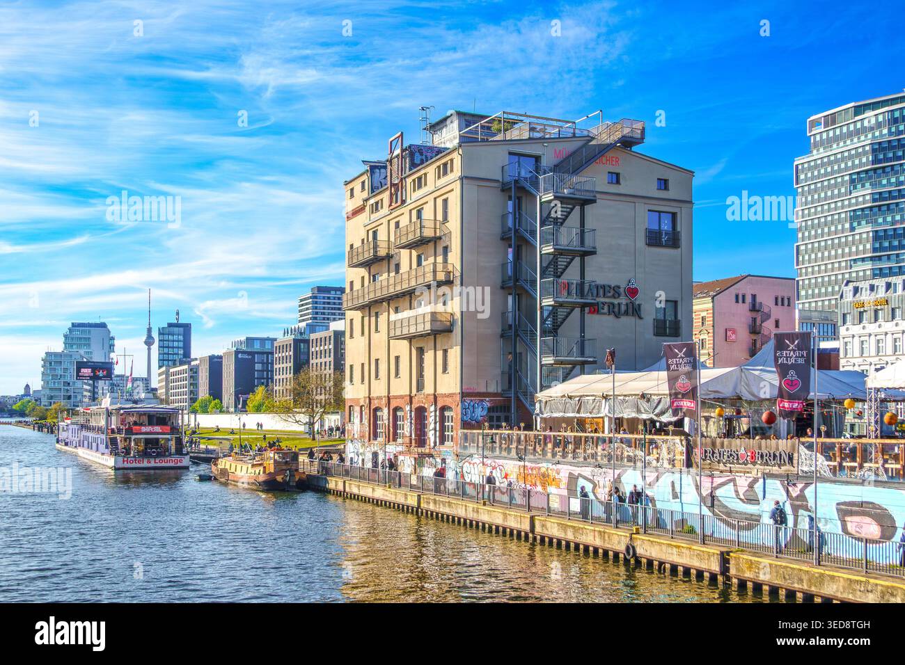 Germania, Berlino 2026-04-26 Pirates Berlin, un ristorante e ostello lungo il fiume Sprea Foto Stock