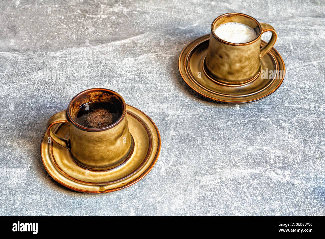 Tazza di caffè nero e tazza di latte cibo e bevande Foto Stock