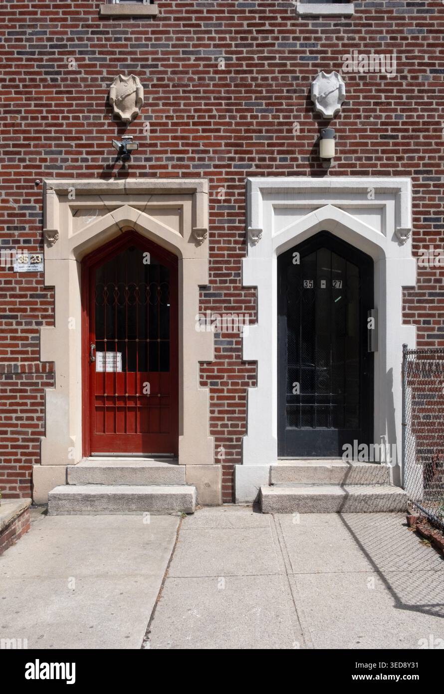 Edifici adiacenti SIMMETRICI a Jackson Heights sulla 72nd Street e sulla 3!st Avenue Foto Stock