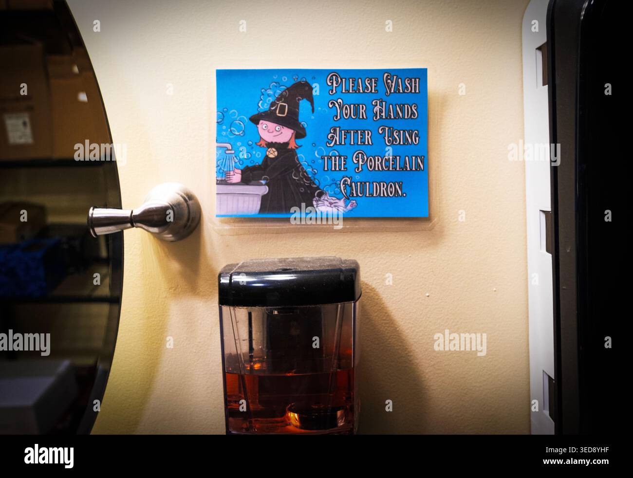 Cartello con scritto "Fun" nel bagno del Witchcraft District Bazaar di Poughkeepsie, che invita le persone a lavarsi dopo aver usato il calderone in porcellana. parole per vivere! Foto Stock