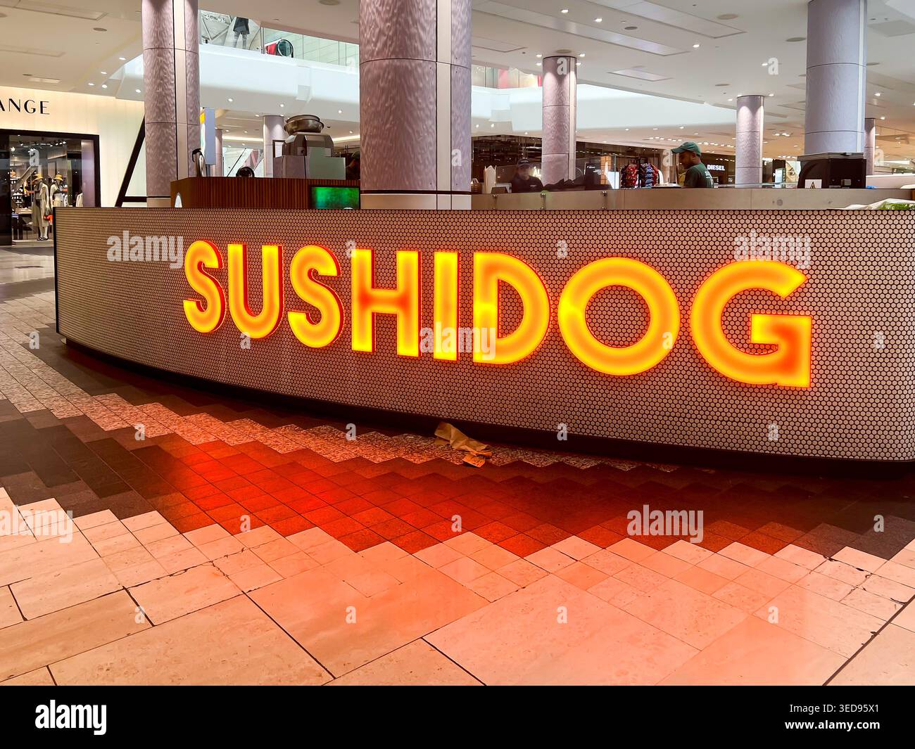 Una bancarella Sushidog in un centro commerciale di Londra, Regno Unito - Immagine stock catturata con smartphone