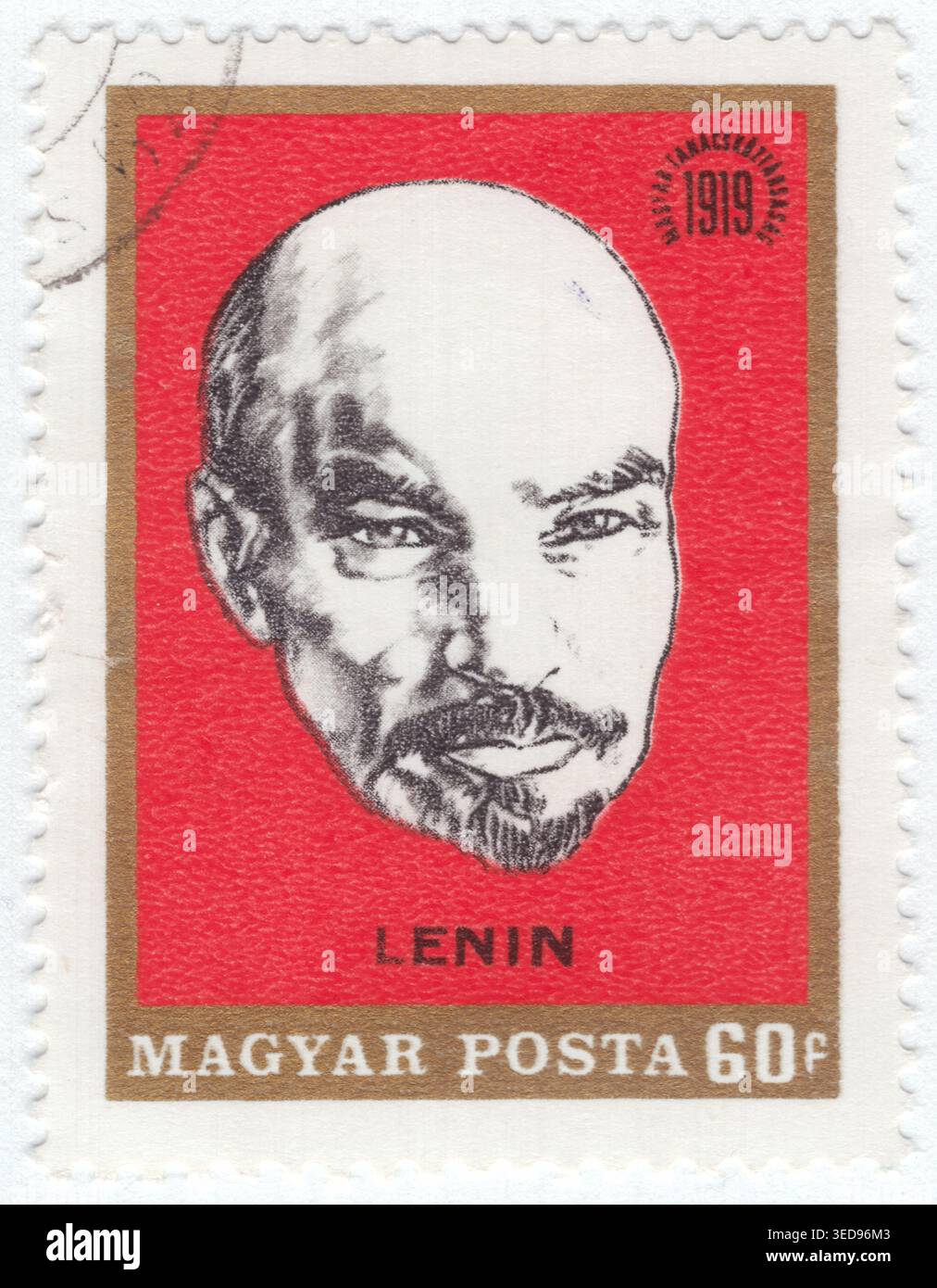 UNGHERIA - 1969 marzo 21: 60 fillér francobollo rosso e nero raffigurante Vladimir Lenin, il principale architetto della rivoluzione russa e primo capo dello stato sovietico. Il ritratto commemora la Repubblica sovietica ungherese del 1919, un regime comunista di breve durata guidato da Béla Kun che ha cercato di replicare il modello bolscevico in Ungheria. La leadership di Lenin durante questo periodo centralizzò l'ideologia marxista-leninista, influenzando profondamente la politica globale del XX secolo, l'impero di formazione dell'URSS e i movimenti socialisti internazionali Foto Stock