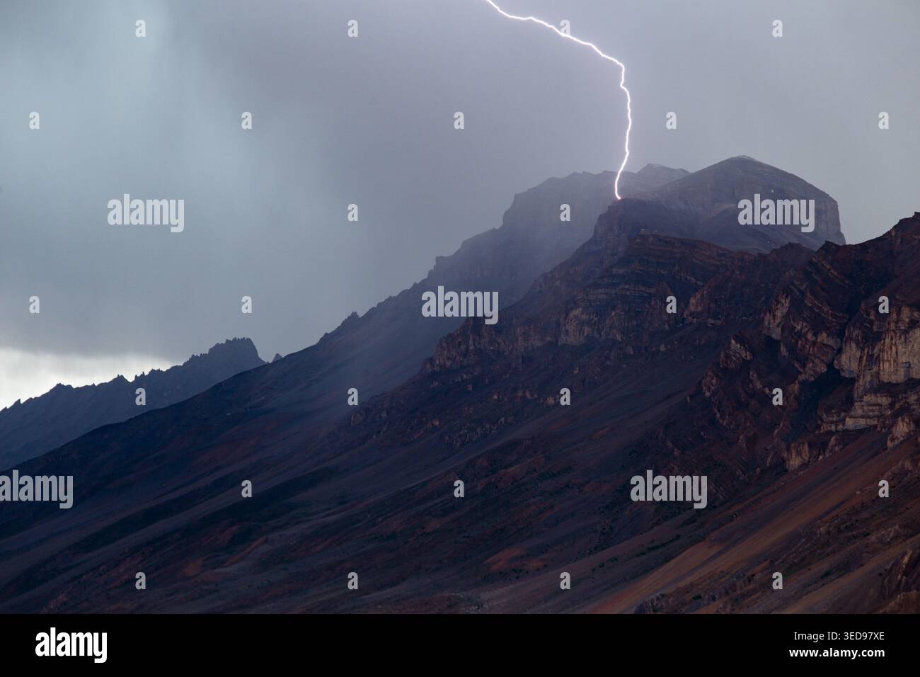 Fulmini sopra aspri picchi di montagna durante la tempesta nella Spiti Valley, Himachal Pradesh, India, vicino a Kaza Foto Stock