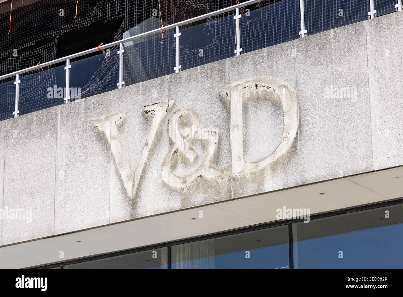 Zeist, Paesi Bassi, 28 aprile 2026. Primo piano dell'iconico logo dei grandi magazzini V&D, ma intempestivo, su una facciata in cemento testurizzato sotto una ringhiera di vetro Foto Stock