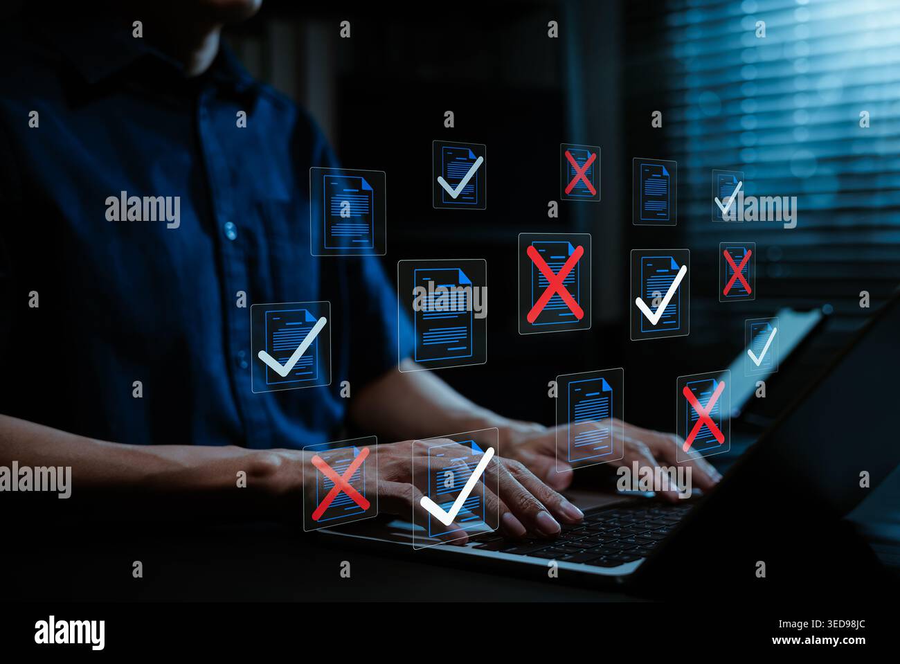 Verifica della revisione del documento e verifica degli errori. Professionista che utilizza laptop con file, segni di spunta approvati, croci rosse rifiutate, conformità Foto Stock