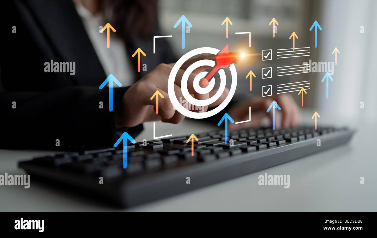 Professional si concentra sul raggiungimento degli obiettivi con elementi digitali come obiettivi, frecce e liste di controllo, che simboleggiano la crescita e il successo in un ambiente moderno Foto Stock