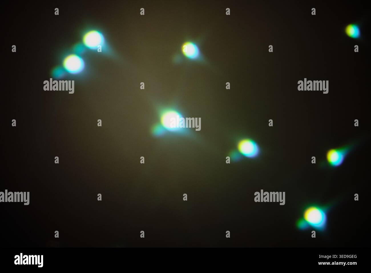 Luci bokeh brillanti che creano uno sfondo astratto con una sfocatura morbida Foto Stock