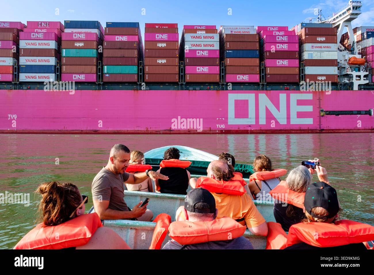 Navi container, turisti in gita in barca, UNA nave container sul lago Gatun, Canale di Panama, Panama Foto Stock
