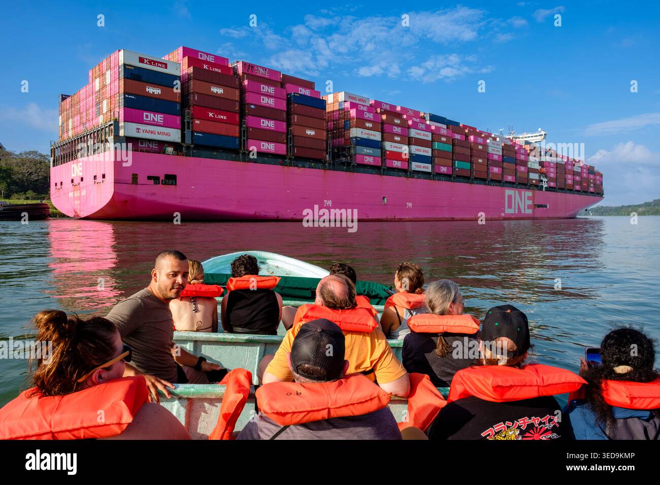 Navi container, turisti in gita in barca, UNA nave container sul lago Gatun, Canale di Panama, Panama Foto Stock