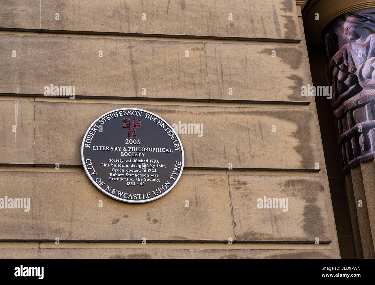 Targa commemorativa per il bicentenario Robert Stephenson sul muro della Literary and Philosophical Society di Newcastle upon Tyne Foto Stock