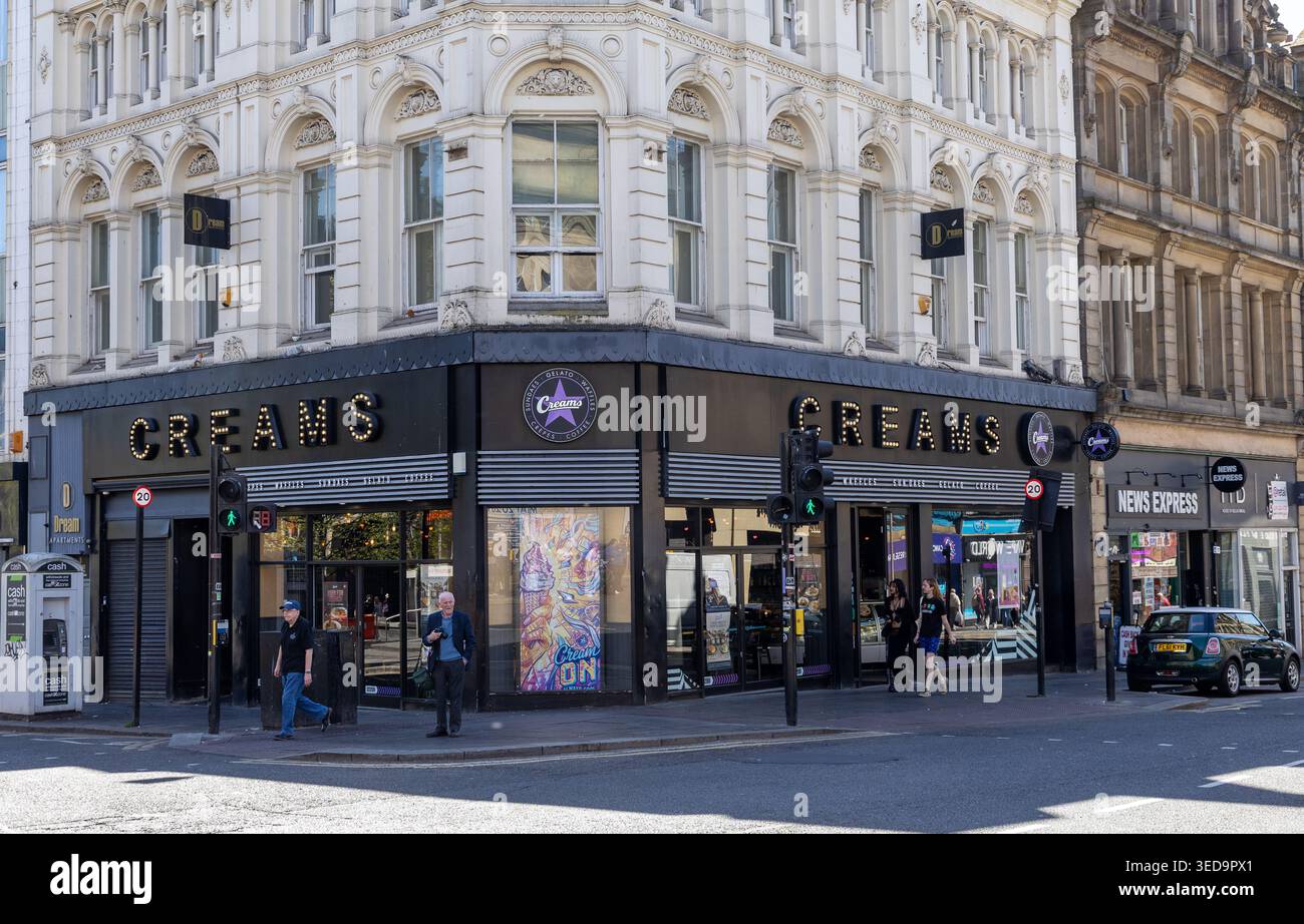 Una vista sulla strada di un caffè dessert con crema d'angolo con dettagli architettonici classici in una giornata di sole in un ambiente urbano di Newcastle nel Regno Unito Foto Stock