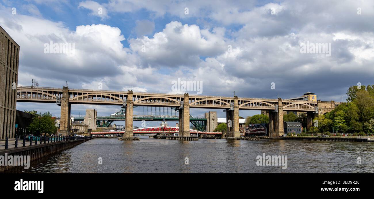 Vista panoramica del Tyne Bridge e del High Level Bridge sul fiume Tyne a Newcastle upon Tyne in una giornata nuvolosa Foto Stock