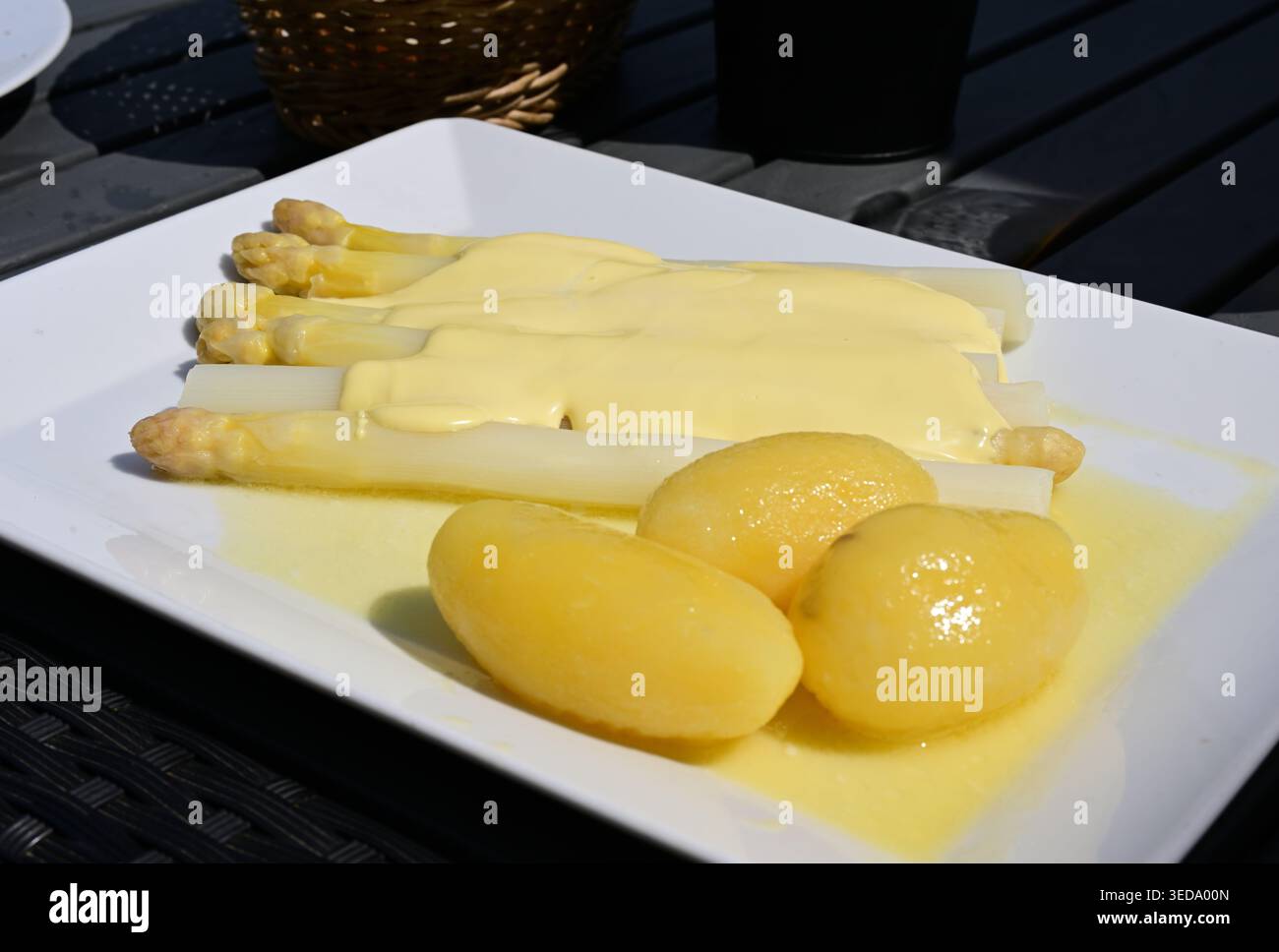 asparagi bolliti con salsa hollandaise e patate Foto Stock