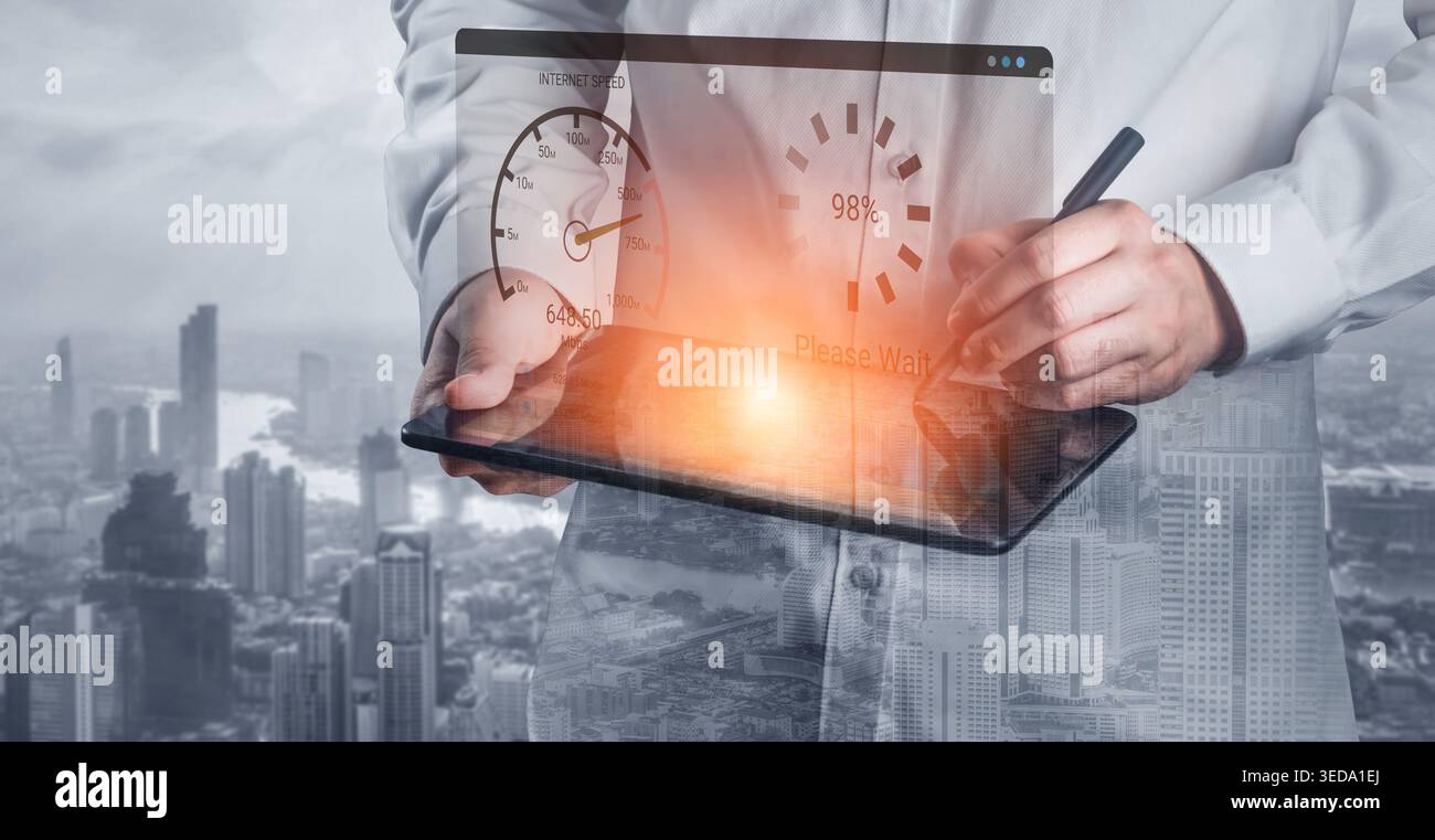 Un professionista aziendale si impegna con un tablet digitale che presenta metriche e analisi dei dati, in un contesto urbano moderno, mettendo in evidenza l'innovazione Foto Stock