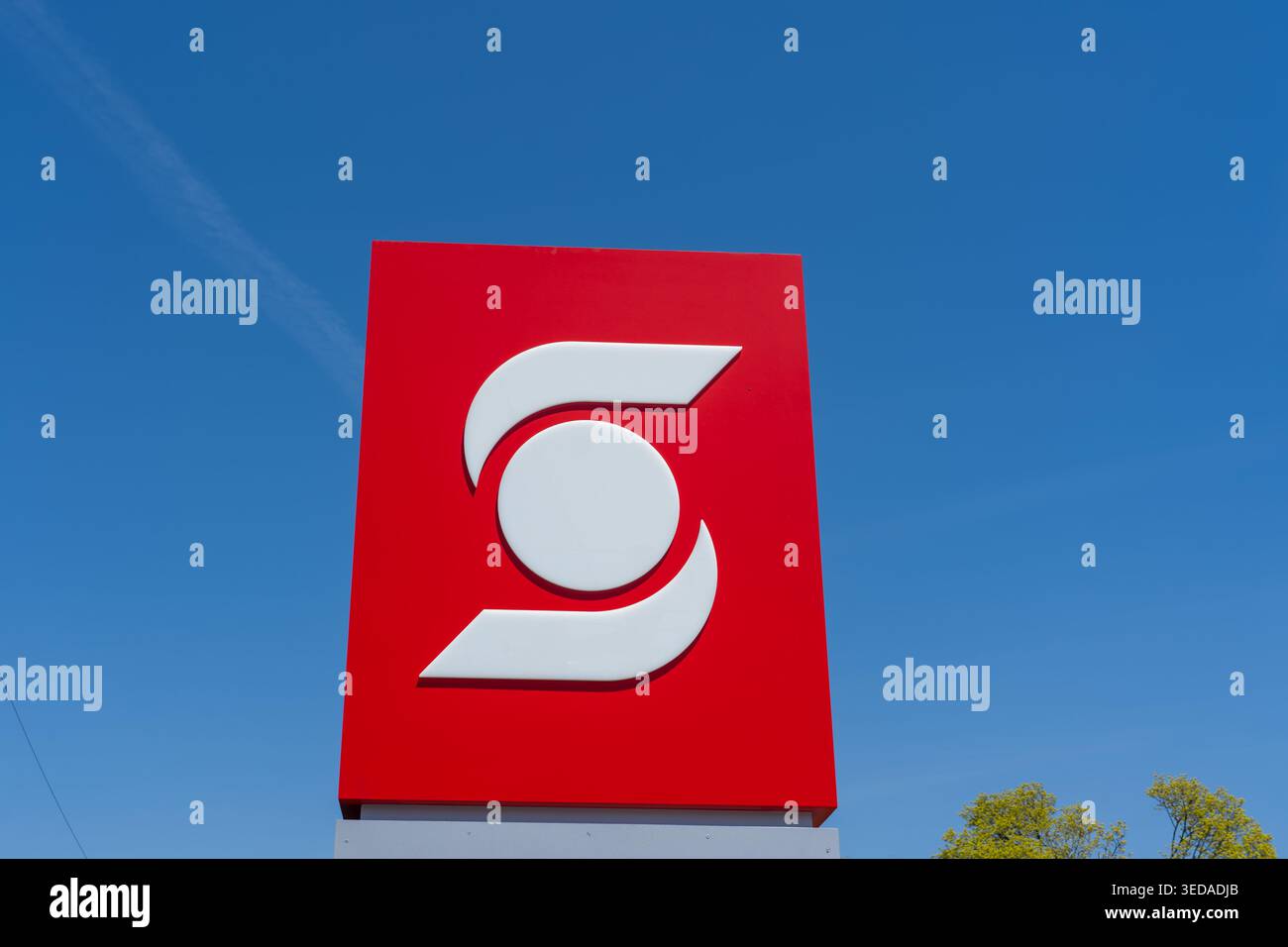 Primo piano del logo del marchio Scotiabank contro il cielo blu. Foto Stock