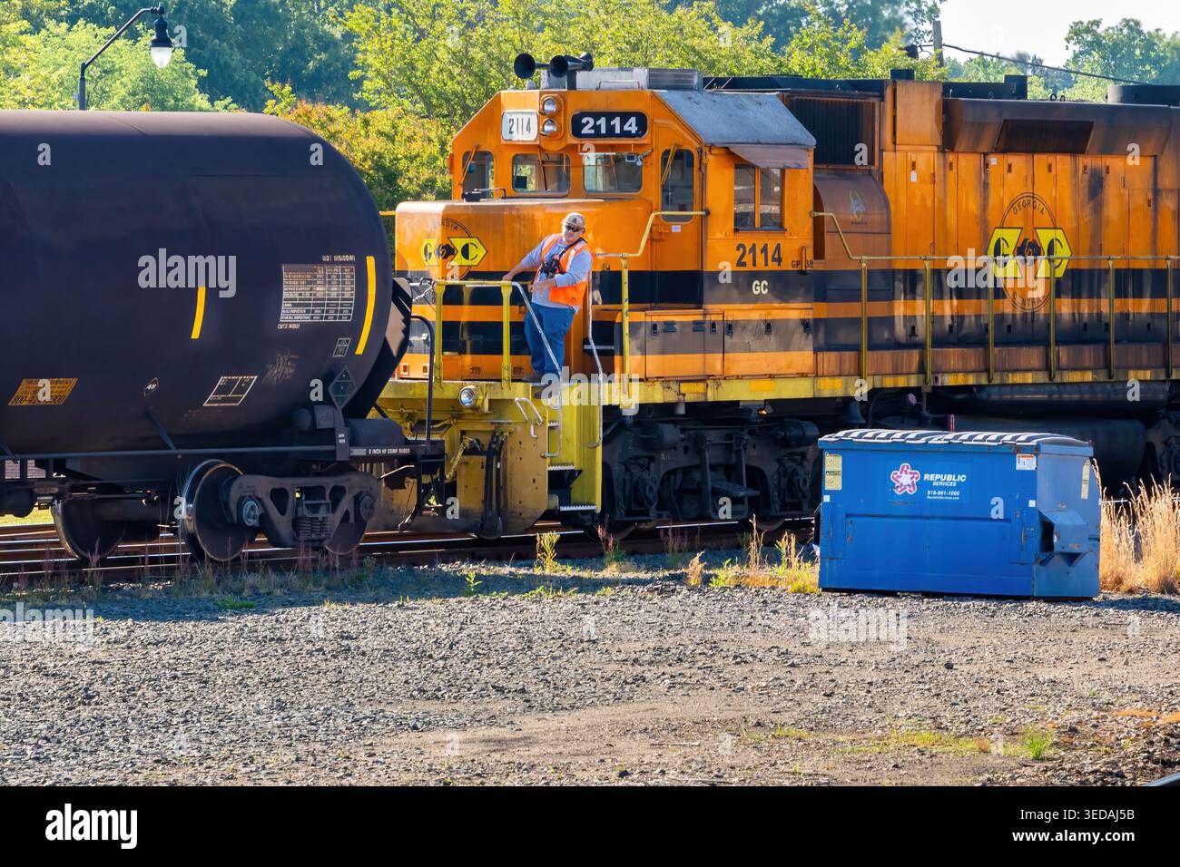 Sanford, Carolina del Nord, Stati Uniti d'America – maggio 2026: Un ferroviere accoppia i vagoni merci a una locomotiva in un deposito ferroviario di Sanford. Foto Stock