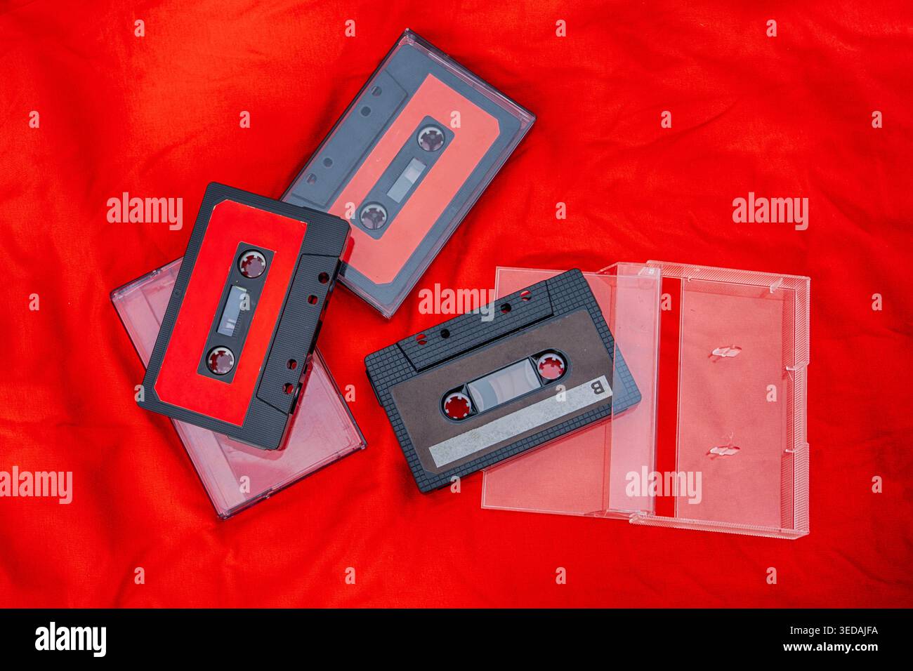 Audiocassette retrò in arancione per la pubblicazione e l'istruzione Foto Stock