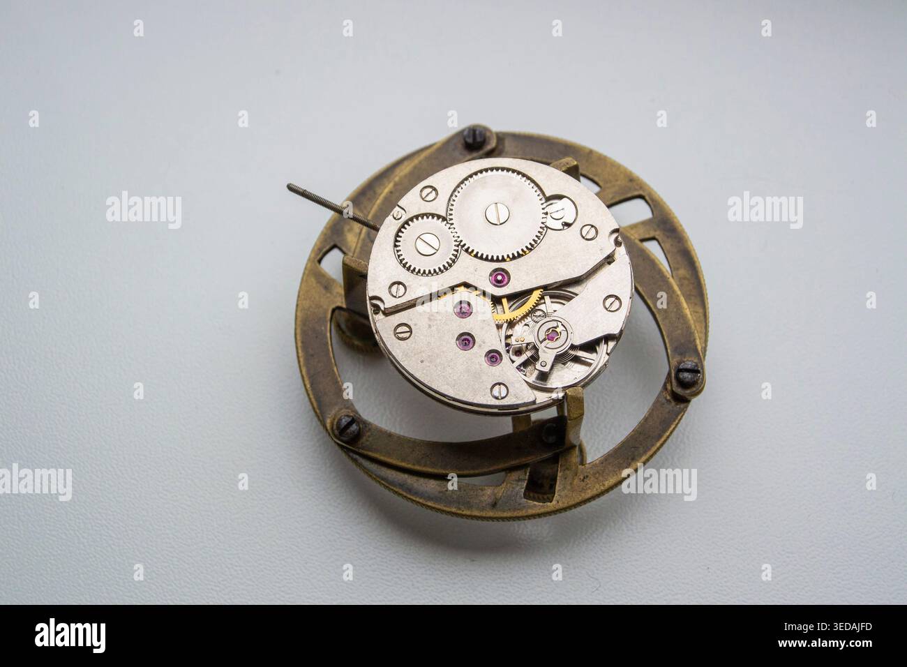 Meccanismo orologio retro sulla riparazione a casa Foto Stock
