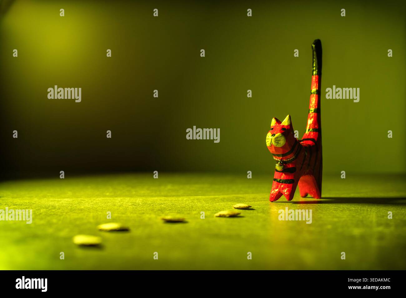 Statuetta di un gatto e semi giocattoli e simboli Foto Stock