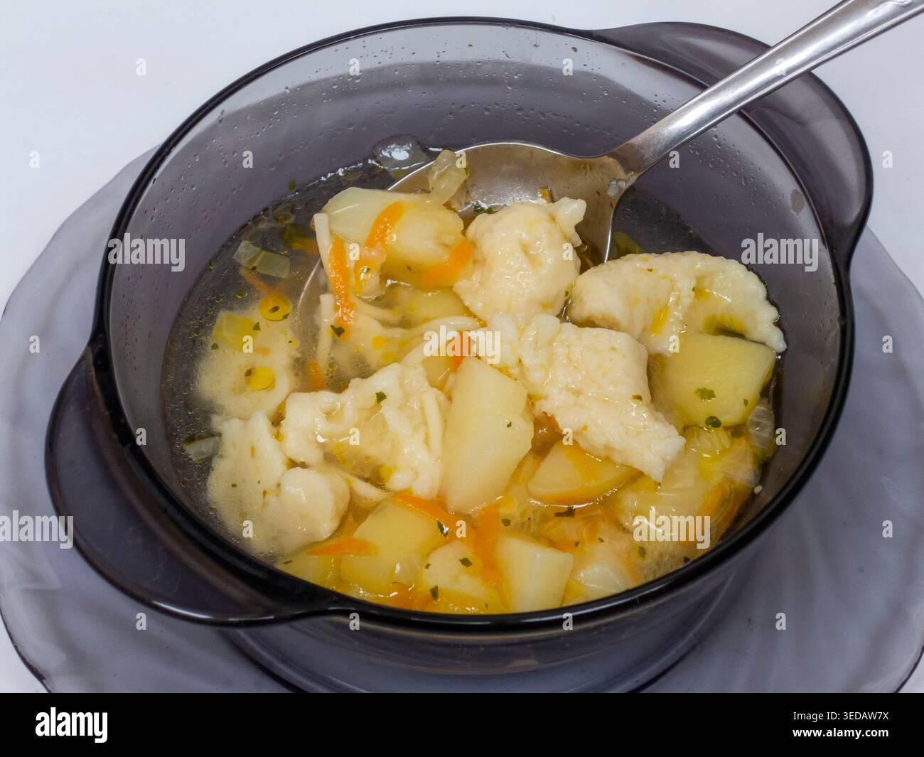 Gnocchi in zuppa fatti in casa su sfondo bianco Foto Stock