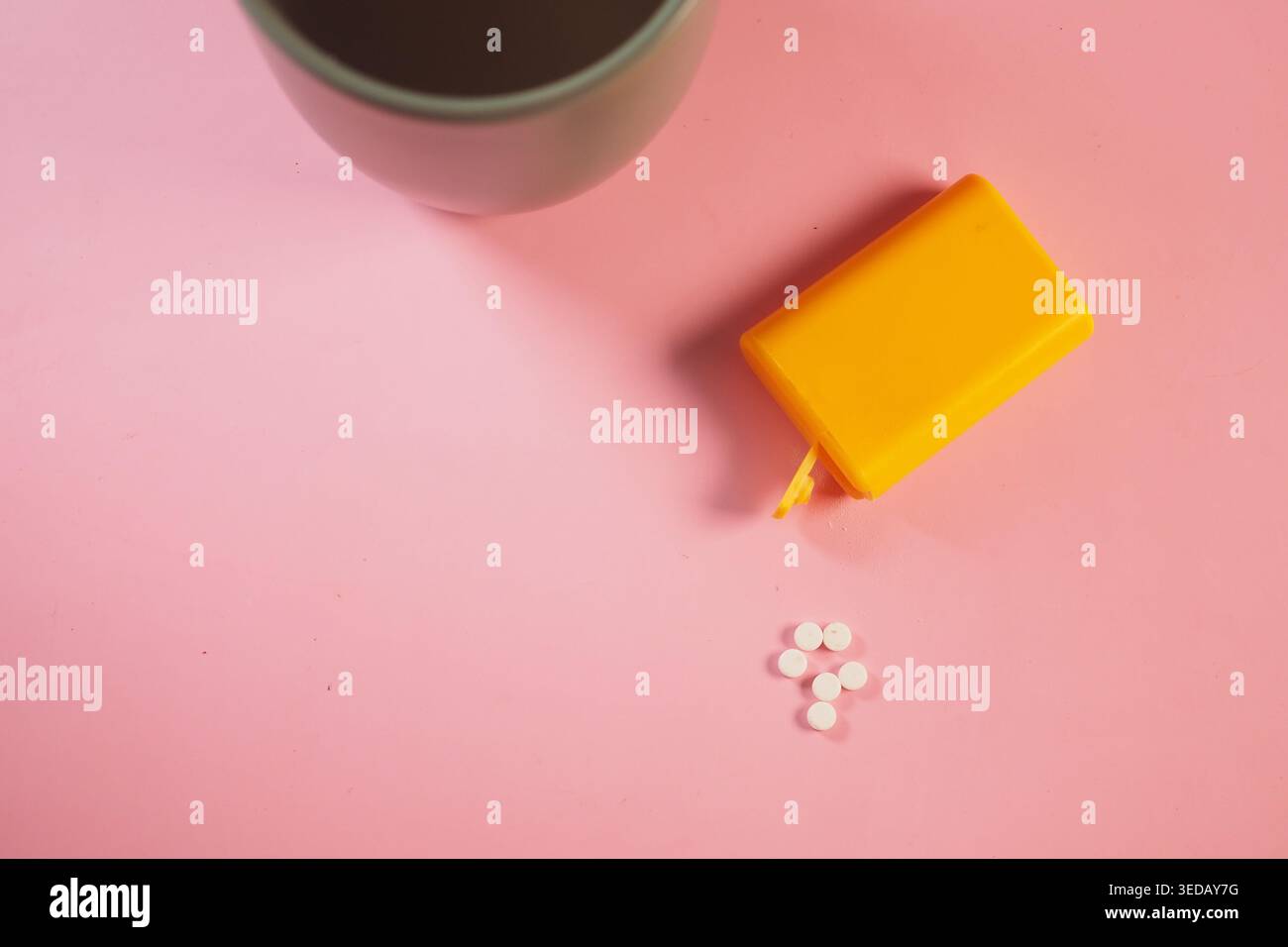 i dolcificanti sostitutivi dello zucchero accanto a una tazza su una superficie rosa Foto Stock