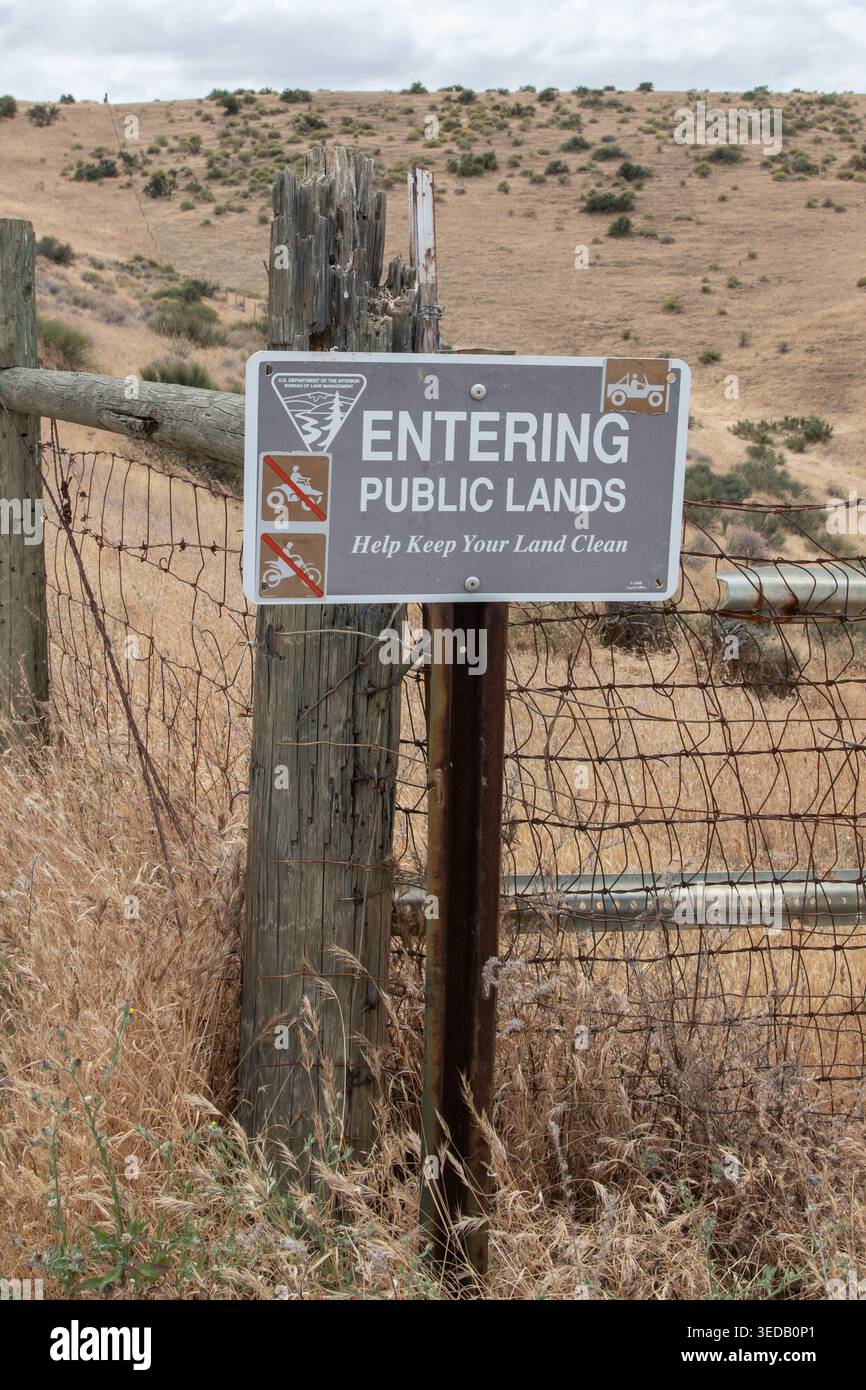Un cartello segnaletico che indica di entrare nelle terre pubbliche all'ingresso delle colline di Panoche, alle pendici della valle di San Joaquin, nella Central Valley della California. Foto Stock