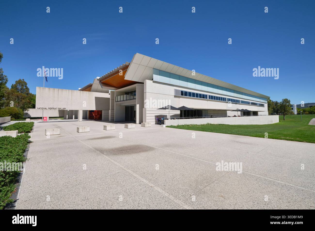 Vista esterna dell'edificio moderno, che include il cartello frontale, l'identità, il registro e l'entrata. Alla National Portrait Gallery di Canberra, Australia. Foto Stock