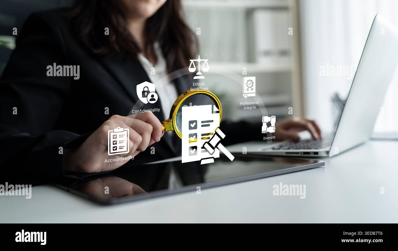 Una donna d'affari esamina documenti su un notebook in un ufficio moderno, con icone illustrative che evidenziano valori chiave come la riservatezza e. Foto Stock