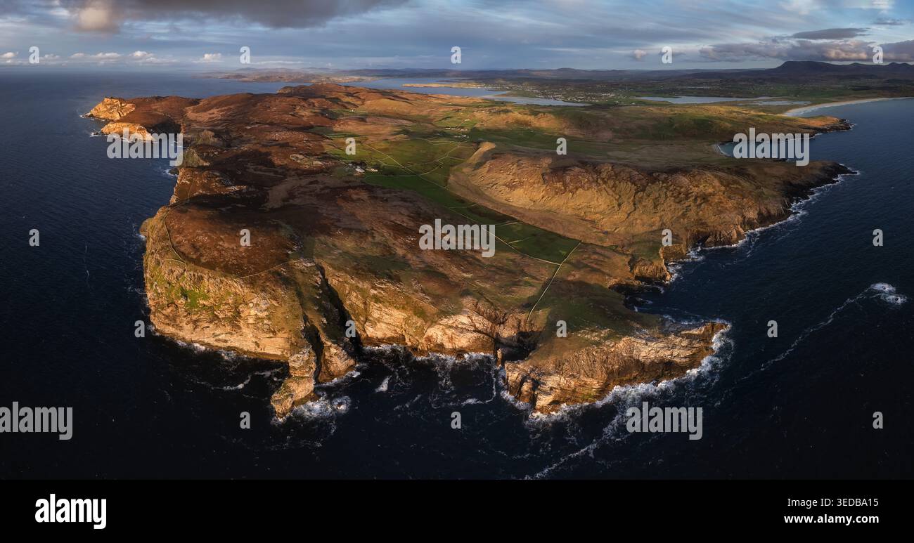 Veduta aerea della penisola di Horn Head con spettacolari scogliere marine e verdi pascoli che si affacciano sull'Oceano Atlantico nella contea di Donegal, Irlanda. Foto Stock