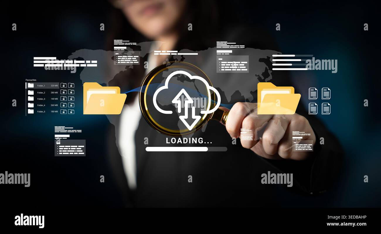 Una donna professionista interagisce con un'interfaccia digitale che mostra i concetti di caricamento cloud e gestione dei dati. Lo sfondo enfatizza la modernità Foto Stock