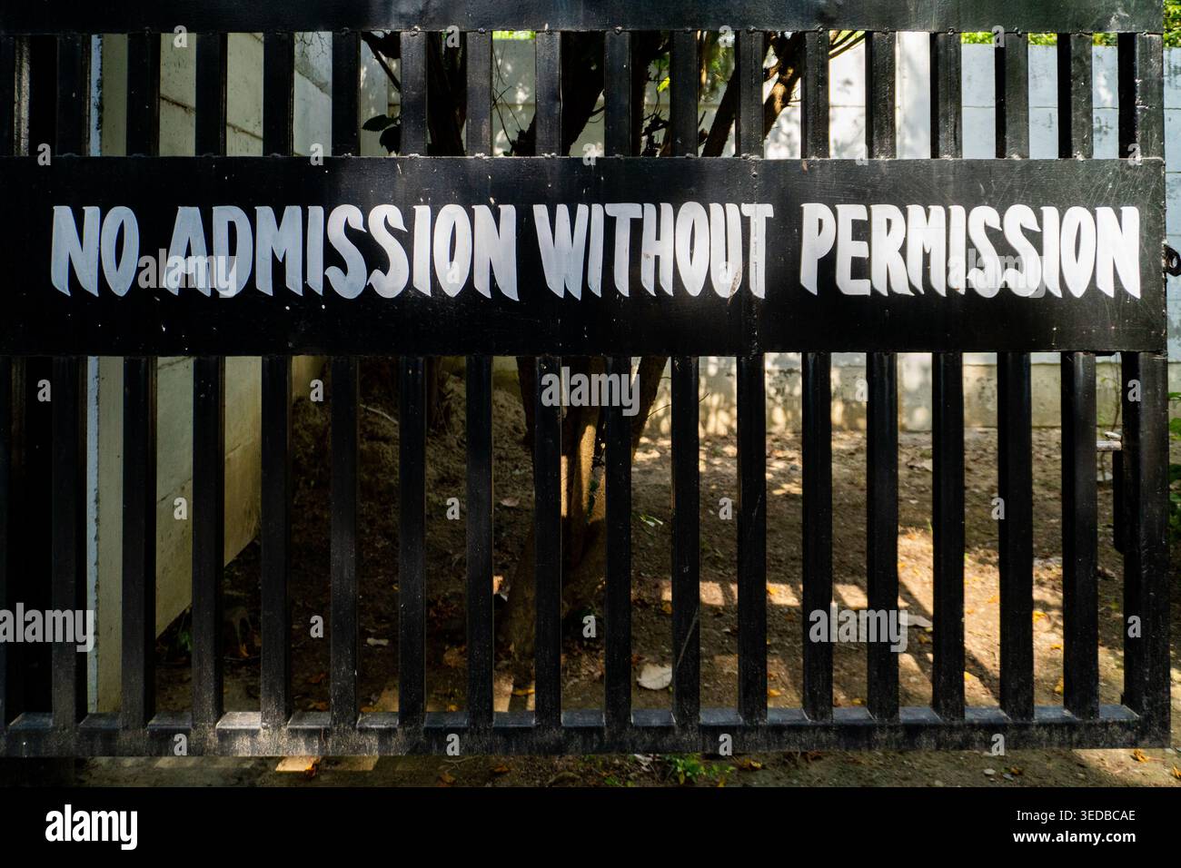 Dal 15 aprile al 2026 Lucknow India. Nessun ingresso senza cartello di permesso sul cancello di metallo Foto Stock