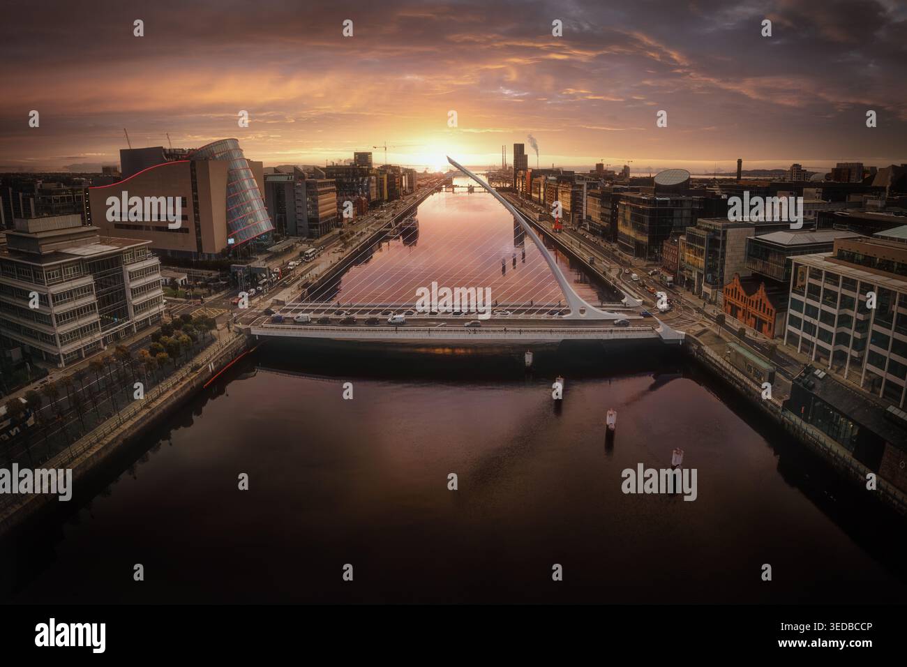 Vista aerea del Ponte Samuel Beckett e del Centro Congressi di Dublino a North Wall Quay durante un vibrante tramonto sul fiume Liffey a Dublin 1, Co Foto Stock
