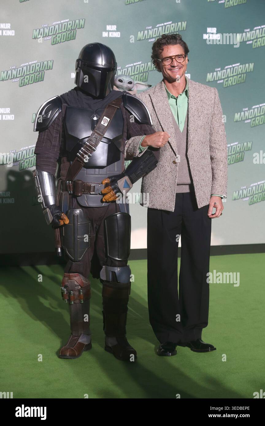Der Mandalorianer, Grogu und Pedro Pascal Beim fan Event 'Star Wars: The Mandalorian and Grogu' im UCI Luxe East Side Gallery auf dem Uber Platz. Berlino, 04.05.2026 Foto Stock