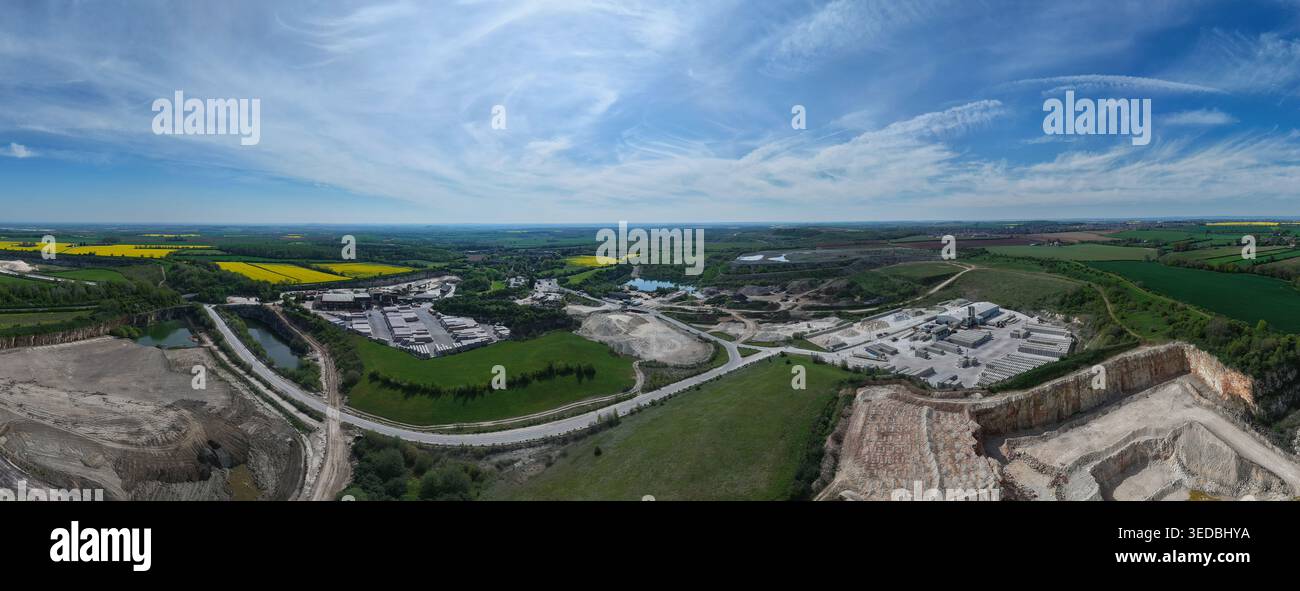 Veduta aerea della cava di Marshalls Maltby che mostra gli impianti industriali, i pozzi di scavo e le aree di stoccaggio circondate da campi verdi e da un punto di osservazione giallo Foto Stock