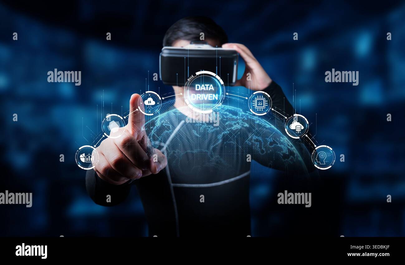 Un giovane si impegna in un'esperienza di realtà virtuale immersiva, mostrando informazioni basate sui dati che migliorano le strategie di business online e. Foto Stock