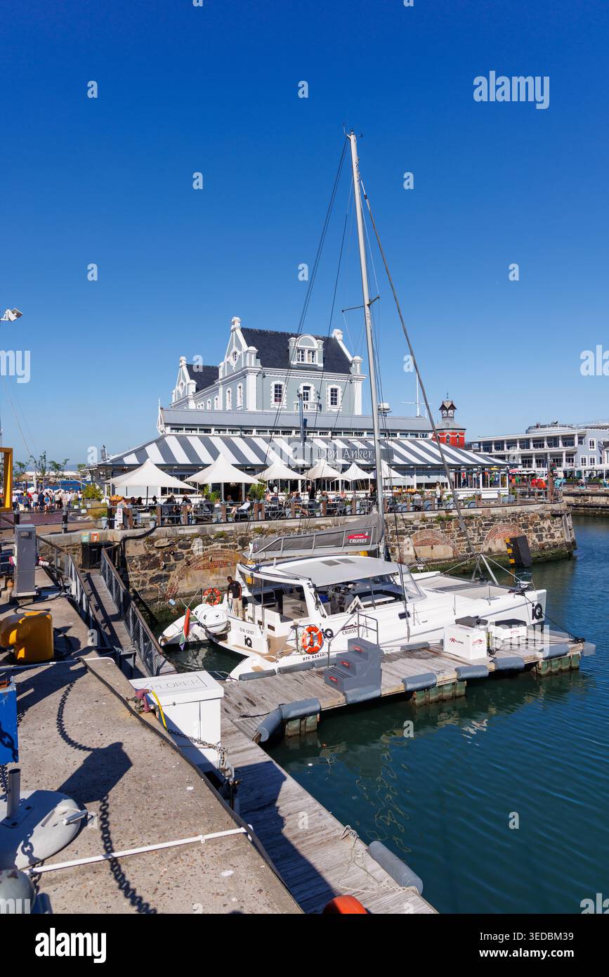 Città del Capo, Sud Africa - 12 febbraio 2026: marina con yacht e Table Mountain sullo sfondo Foto Stock