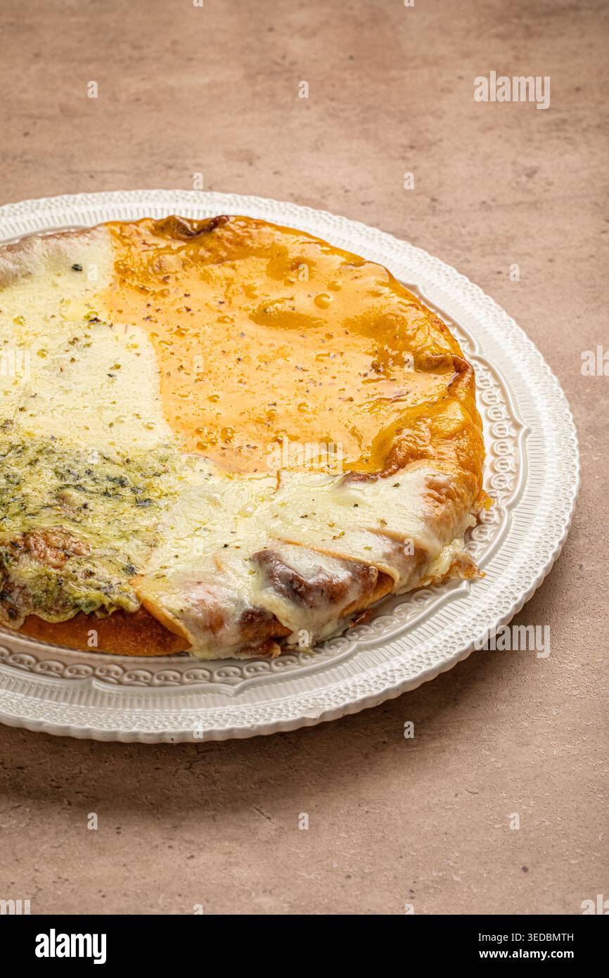 Khachapuri con formaggi misti su tavola di legno Foto Stock