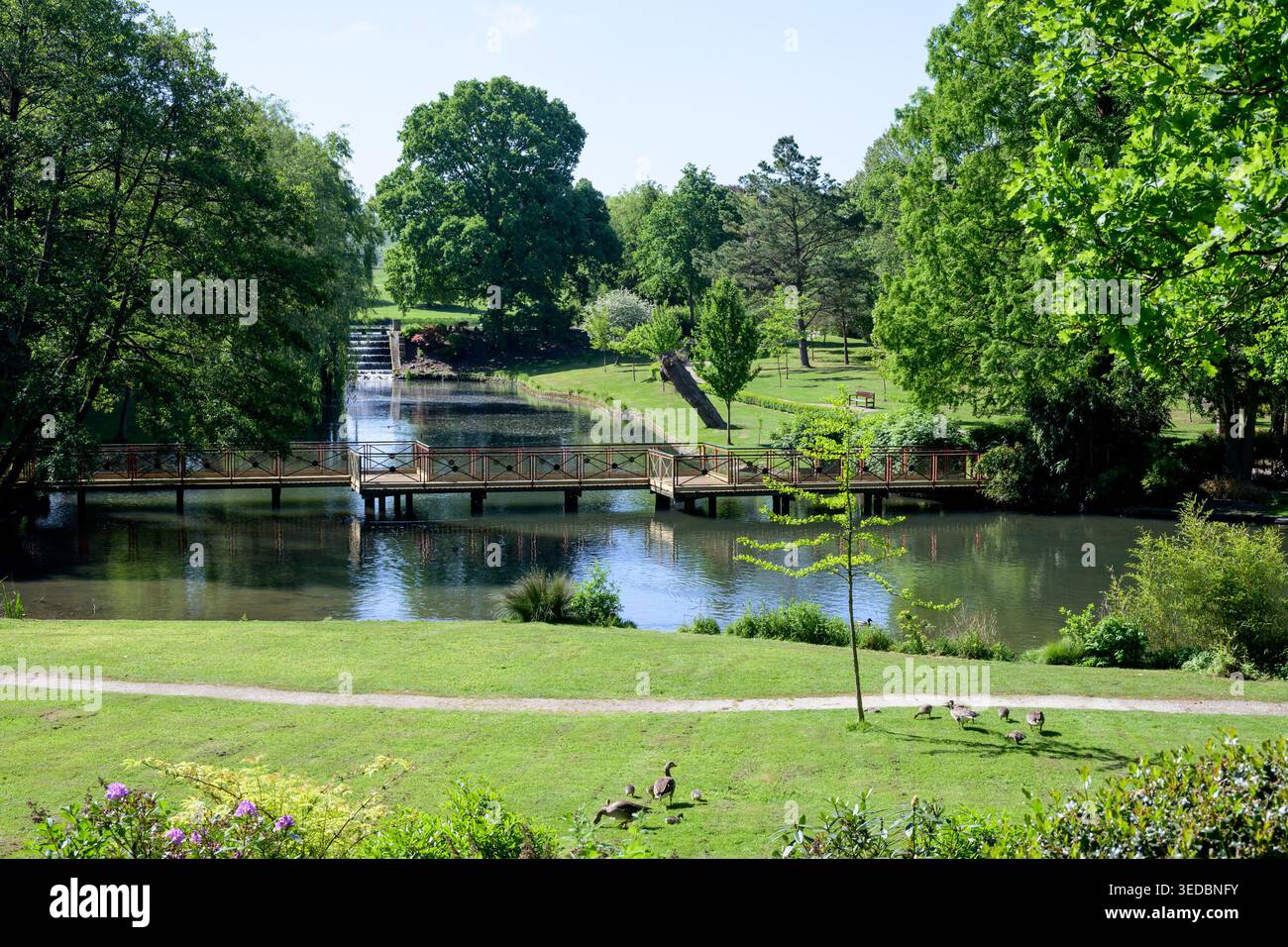 Castello di Leeds, vicino a Maidstone, Kent, Regno Unito. Giardino orientale e ponte a maggio Foto Stock
